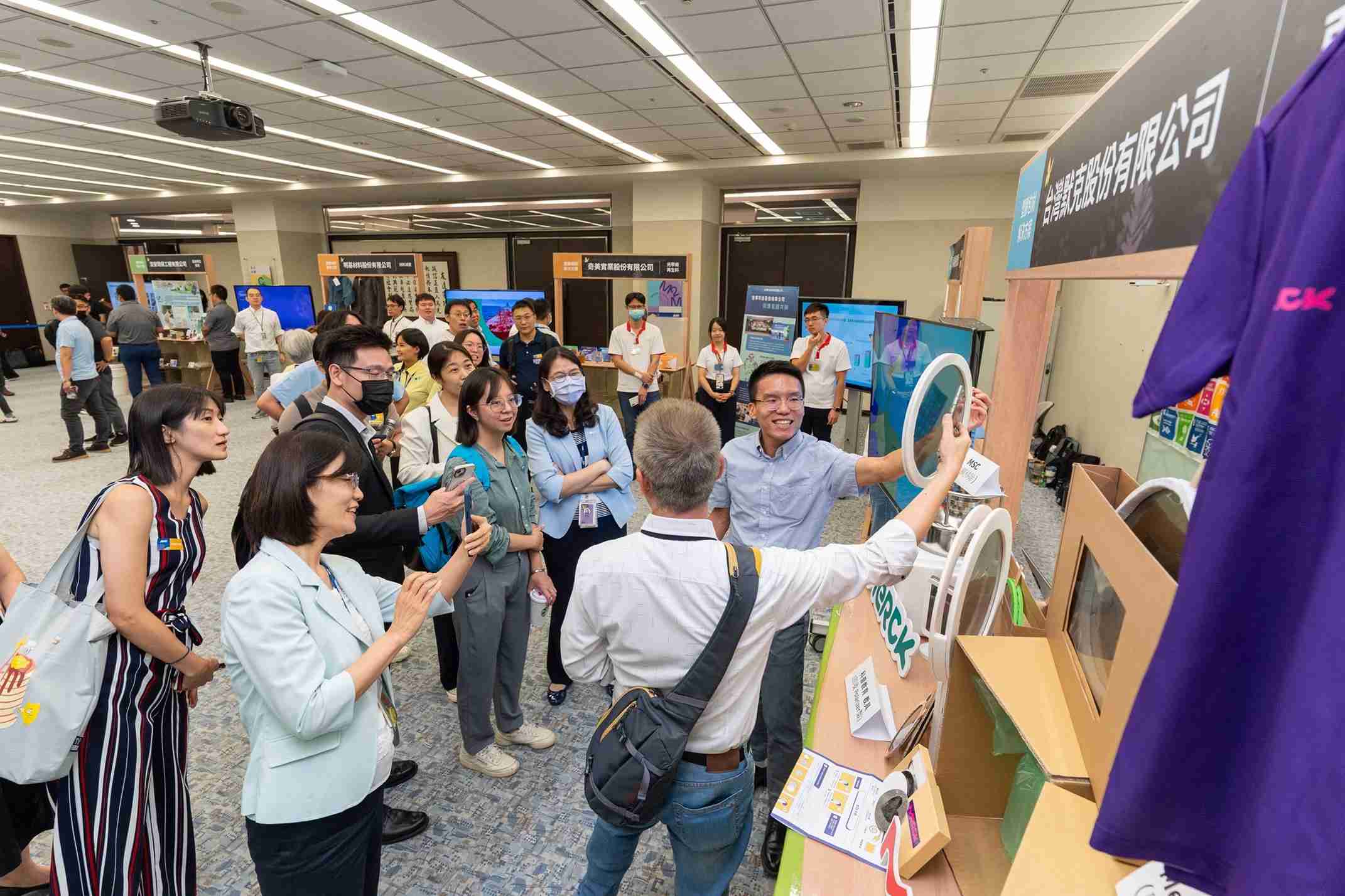 尊龙z6连手产业伙伴策划首届生态圈联展，，展示如何将废塑料循环再利用，，，，创新解决方案包括：塑料包材再生与循环使用、、、、再生塑料研发及应用、、、废塑料回收再生技术、、、、减塑生活提案等