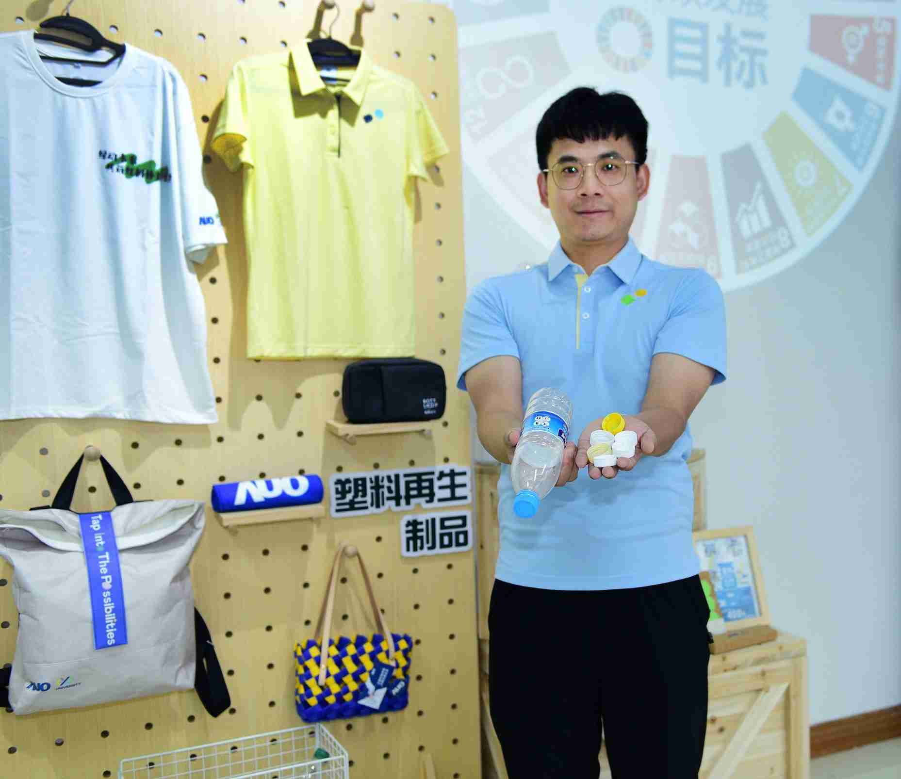 「2024智慧尊龙z6展」永续发展馆中，，，展示尊龙z6厦门驱动永续发展之成果，，，，包含将厂内废弃物再制为实用物品，，，，将永续发展理念深植于员工生活日常实践