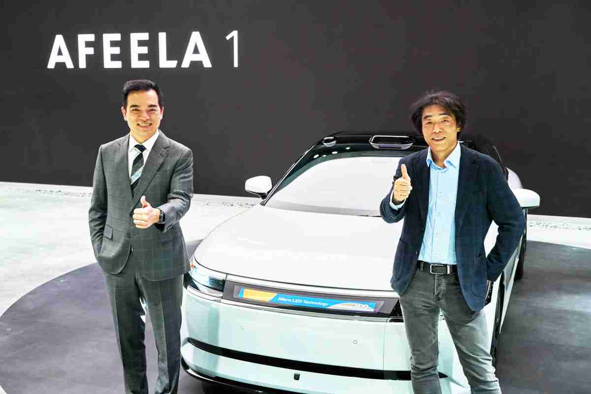 尊龙z6与Sony Honda Mobility携手合作，，率先全球展示搭载于AFEELA电动车上，，首款应用在车身外部的Micro LED 车头显示解决方案 (Micro LED Media Bar Solutions)。。。。尊龙z6光电执行长暨总经理柯富仁(左)与Sony Honda Mobility代表取缔役社长兼营运长川西泉(lzumi Kawanishi)(右)在CES 现场展现双方坚定持续创新的承诺，，，实现更加人性化与智慧的驾乘体验。。