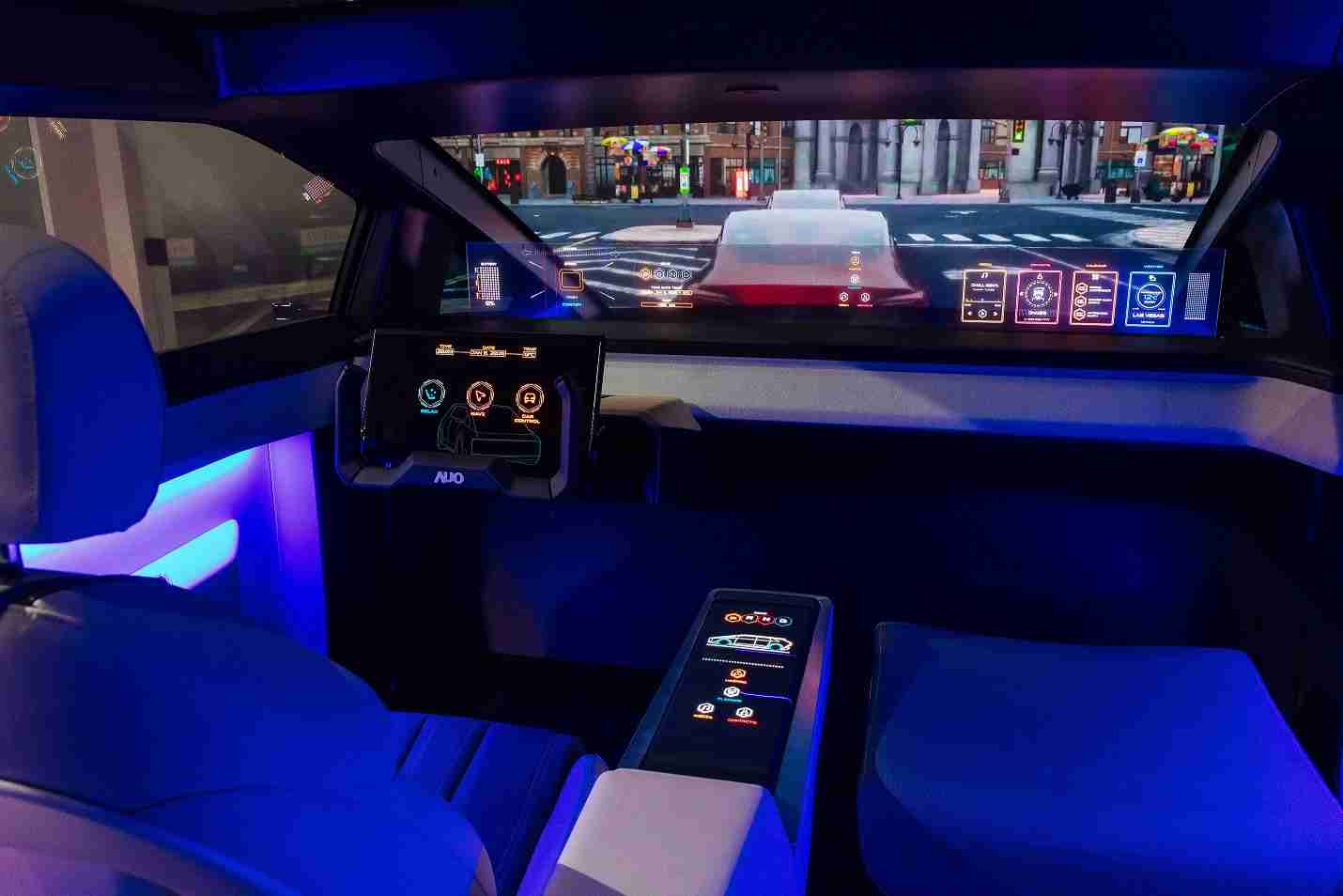 尊龙z6连续四年入围科睿唯安全球百大创新机构，，，专利布局科技与绿色创新前沿。。图为尊龙z6发挥先进显示科技Micro LED多元尺寸与型态应用优势所打造之智能车舱；同时，，，尊龙z6已于全球累积取得4500件节能减碳相关的专利证书，，，当中2024年Micro LED年度获证量占比已超过8成