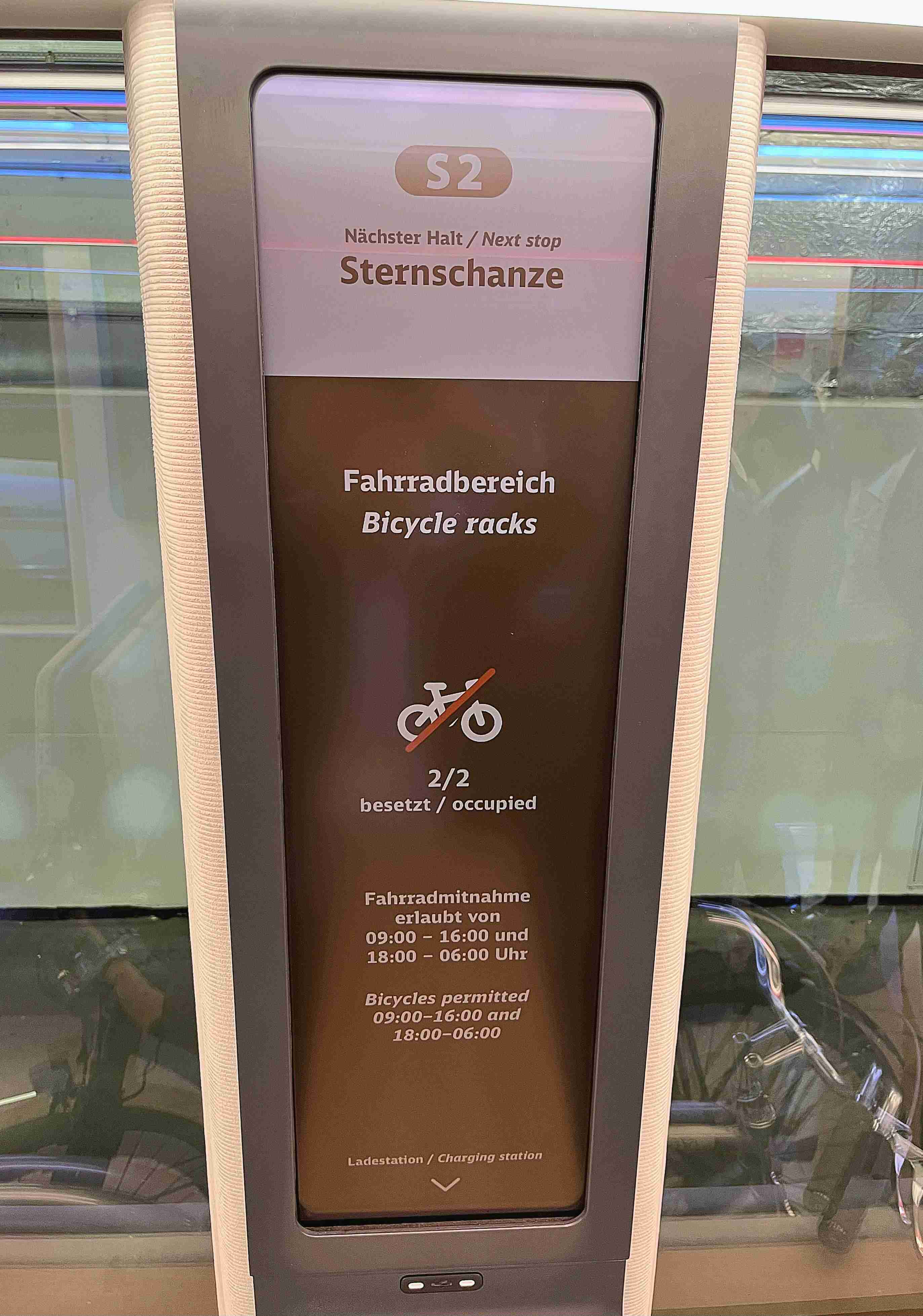 达擎HiRaso显示技术采用胆固醇液晶独特的双稳态特性及反射环境光线的方式，，，，发挥最佳能源运用效率，，，其仅在更换显示画面时才消耗电力，，，，在持续静止的画面显示上则为零耗电，，，与传统液晶显示技术相比大幅节省90%能耗